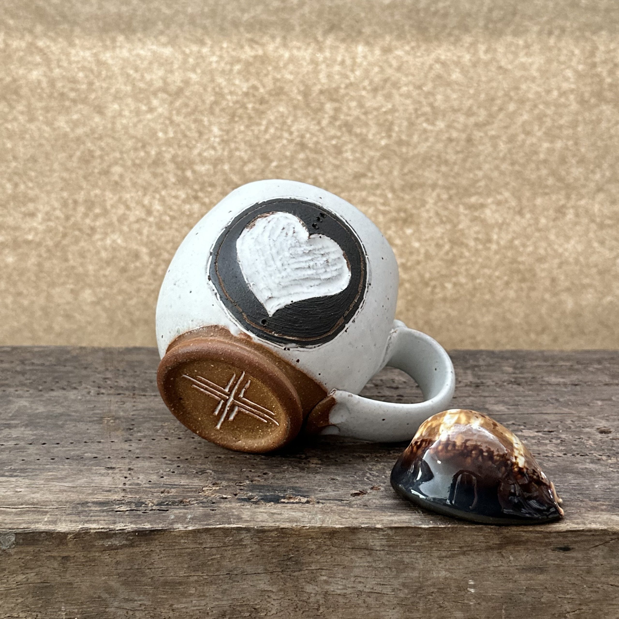 Japa Mug | Sandstone White | Heart carving - Image 5