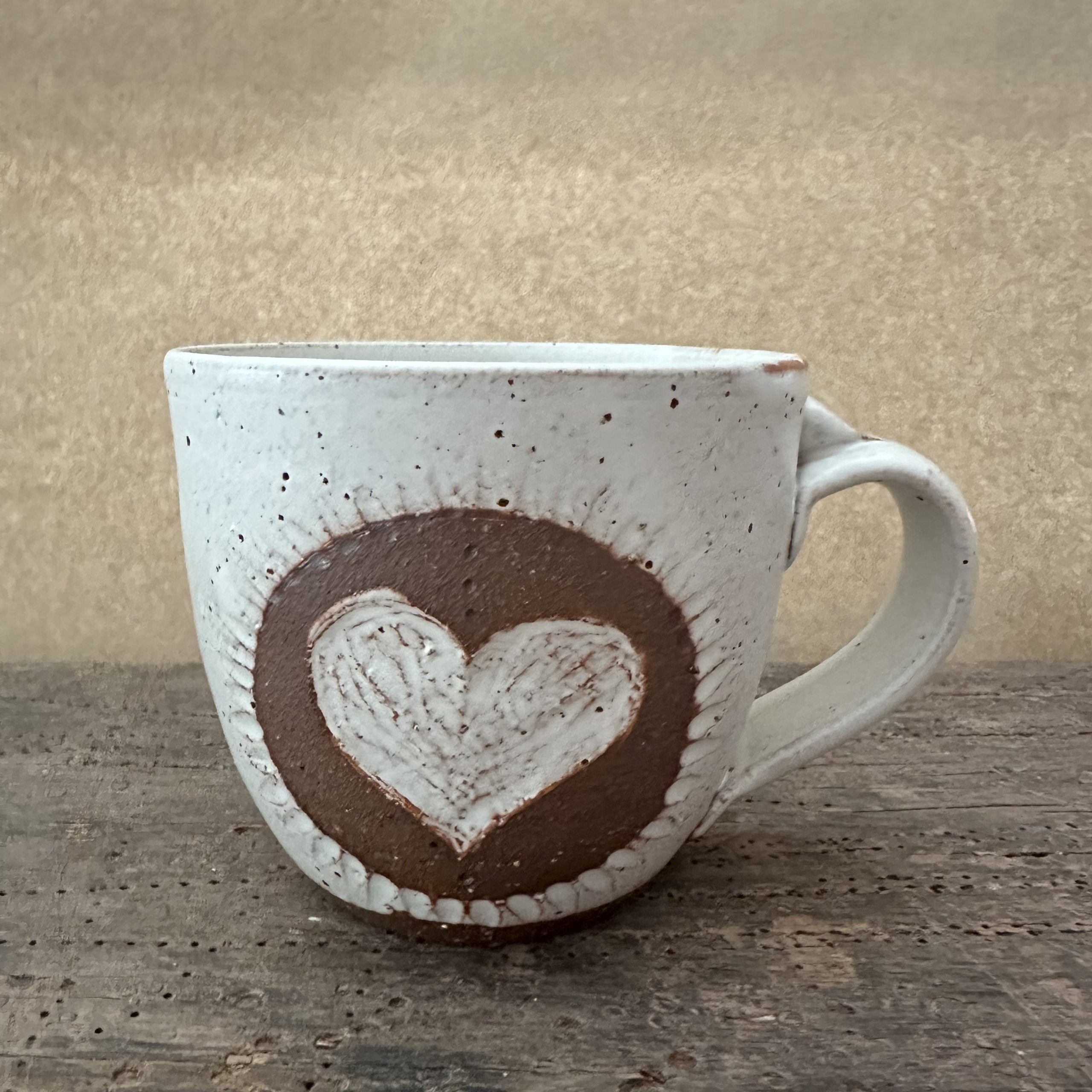 Bazic Mug | Sandstone White | Carved Heart