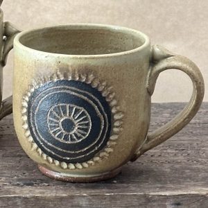 BAZIC MUG | STONE | SHEILD CARVED