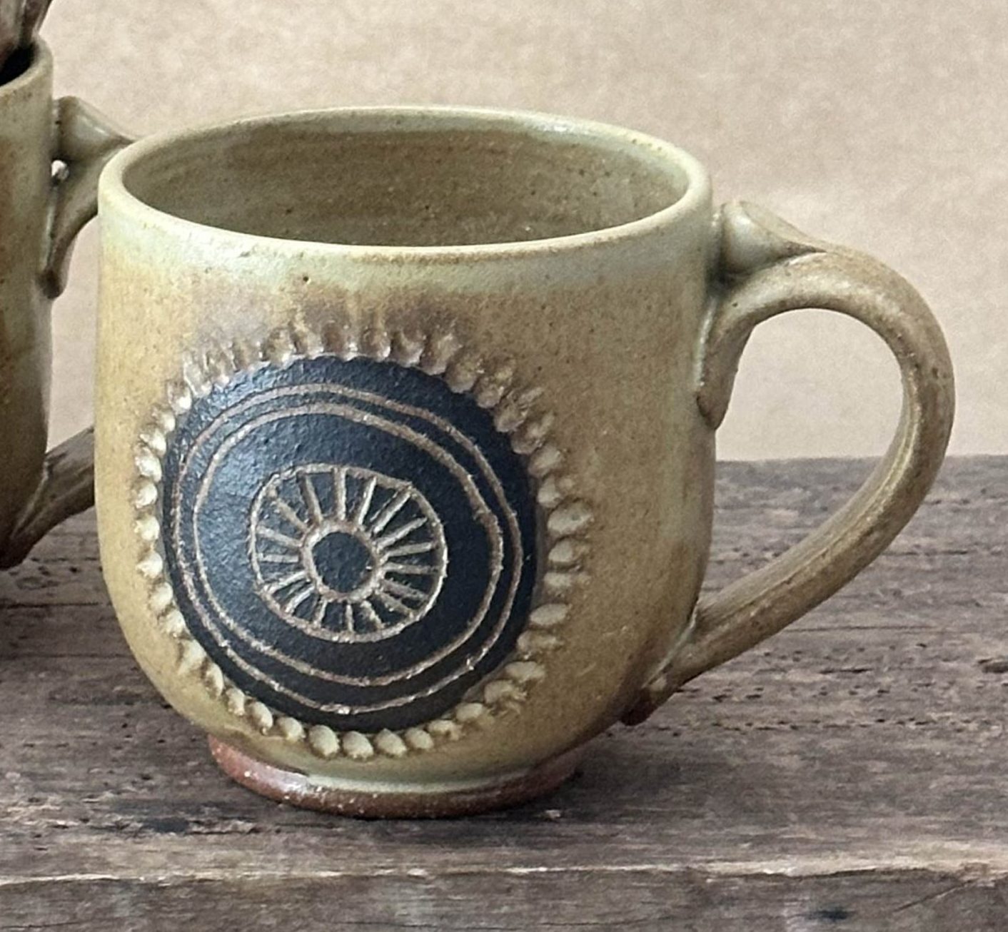 BAZIC MUG | STONE | SHEILD CARVED