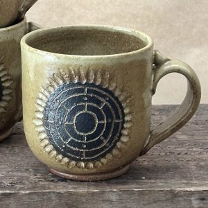 BAZIC MUG | STONE | SHEILD CARVED