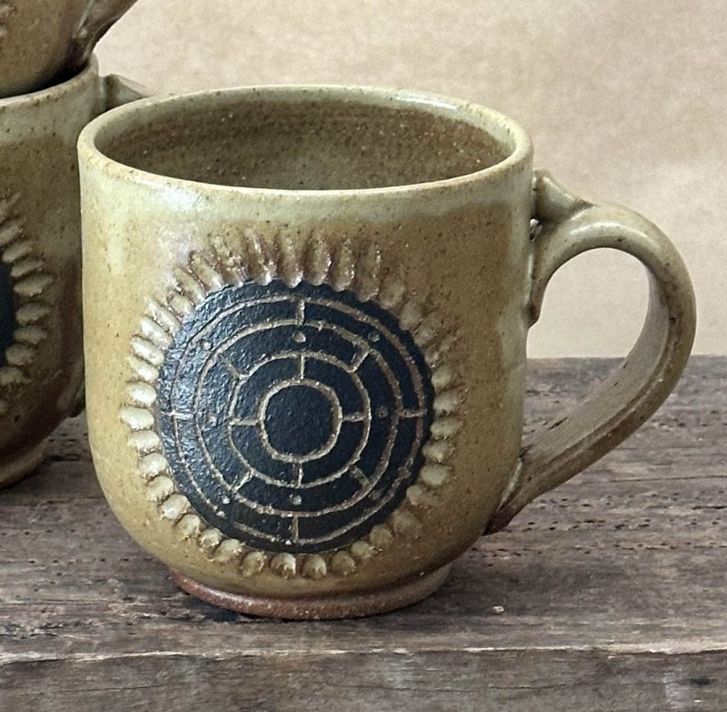 BAZIC MUG | STONE | SHEILD CARVED